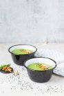 Zuppa di piselli con guarnizione di noci, sesamo e yogurt — Foto stock