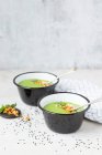 Erbsensuppe mit Nussbelag, Sesam und Joghurt — Stockfoto