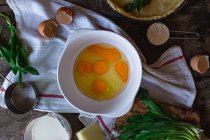 Домашний суп с яйцами и травами — стоковое фото