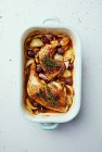Oven-roasted chicken legs with olives, onions, garlic and thyme — Stock Photo