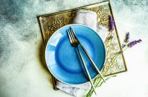 Summer time table set with minimalistic stoneware and cutlery decorated with fresh lavender flowers — Stock Photo