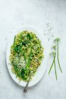Trofie primaverili pasta fatta a mano con aglio selvatico, asparagi, pinoli e parmigiano — Foto stock