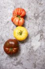 Frische Tomaten auf grauem Hintergrund. Ansicht von oben. — Stockfoto