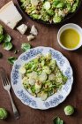 Salada de couve-de-bruxelas desfiada com nozes, parmesão e mostarda, parmesão, folhas de salsicha — Fotografia de Stock