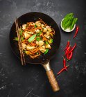 Mexer frango frito com legumes na velha panela de wok rústico — Fotografia de Stock