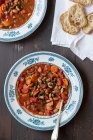 Суп с бобами, помидорами и морковью, хлеб — стоковое фото