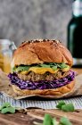 Hamburger mit Senf und Bär — Stockfoto