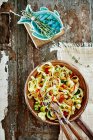 Tagliatelle mit Chili, Pilzen, Zucchini, Olivenöl und Thymian — Stockfoto