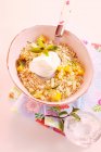 Muesli di amaranto e quinoa con ananas, mango, scaglie di cocco, menta e yogurt — Foto stock
