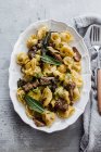 Close-up shot of delicious Tortellini with mushrooms and sage — Stock Photo