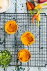 Calabaza y zanahoria en un plato - foto de stock