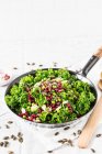 Зимний салат с зеленой капустой, семенами граната, горохом, моцареллой и тыквенными семечками — стоковое фото