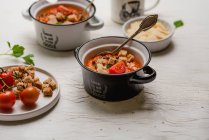 Томатний суп в сковороді, крупним планом — стокове фото