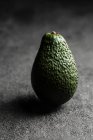 Avocado auf schwarzem Hintergrund — Stockfoto