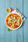 Fladenbrot-Pizza mit geschnittenem Huhn und Basilikum — Stockfoto