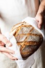 Обрізаний знімок людини, що тримає свіжий запечений хліб — стокове фото