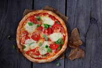 Pizza mit Tomaten, Mozzarella und Basilikum — Stockfoto