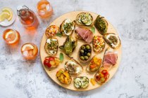 Different types of appetizers on a white plate. top view. — Foto stock