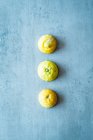 Fila di tre limoni dimezzati su una superficie di cemento — Foto stock