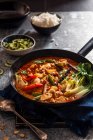 Thai Massaman Chicken Curry mit Erdnüssen, neuen Kartoffeln, Paprika, Pak Choy, Thai Limetten Gurken Relish und Jasminreis — Stockfoto