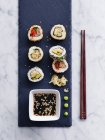 Набор суши на черном фоне — стоковое фото