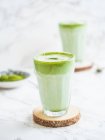 Cappuccini matcha vegani con latte di cocco — Foto stock