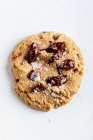 Шоколад розтоплені чіпси печиво на білому — стокове фото