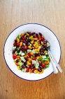 Salada com feijão, pepino, pimenta e tomate — Fotografia de Stock