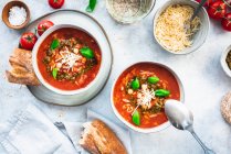 Средиземноморский томатный суп с ризони и базиликом песто — стоковое фото