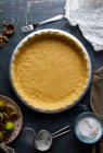 Крупный план вкусного теста пирога, готового к выпечке — стоковое фото