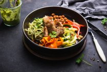 Kräuterpesto mit Gemüse, Kichererbsen und Entenbrust, vegane Ente auf Weizenproteinbasis — Stockfoto