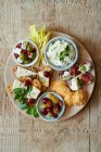 Käseplatte mit Feta Chese Patea und Oliven — Stockfoto