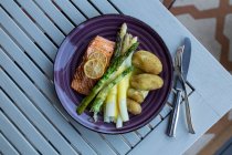 Белая и зеленая спаржа с лососем, картофелем и голландским соусом — стоковое фото