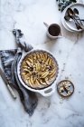 Mandeln und Apfelkuchen auf Marmortischoberfläche — Stockfoto