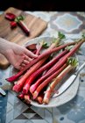 Asparagi freschi rossi e bianchi su tavola di legno — Foto stock
