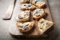 Cogumelos de chanterelle de inverno com queijo em torradas de pão assadas — Fotografia de Stock