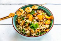 Ramen-Suppe mit Gemüse, Pilzen, geräuchertem Tofu und Garnelenspieß — Stockfoto