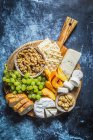 Козячий сир, брендовий сир і синя сирна дошка закуски — стокове фото