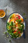 Салат з грейпфрутом, апельсином, сацумою та помело з листям ягнят — стокове фото