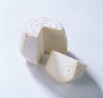 Італійський тосканський сир, виготовлений з пастеризованої корови і молока овець. — стокове фото