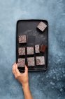 Vegane Brownies auf Tablett — Stockfoto