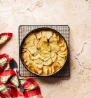 Крупный план вкусного ягненка и картофельного пирога — стоковое фото