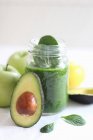 Frullato di avocado e mela con spinaci — Foto stock