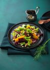 Salade marinade, radicchio et filets d'orange avec vinaigrette à l'aneth orange, noix caramélisées et graines de citrouille — Photo de stock
