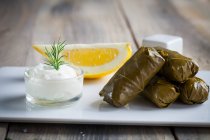 Dolmades griegos con salsa de yogur - foto de stock