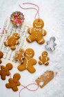 Gingerbread men, Christmas celebrating decoration atmosphere — Stock Photo