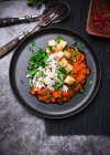 Веганская чечевица и морковное болоньезе с жареным тофу и диким рисом и басмати — стоковое фото