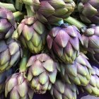 Alcachofas frescas en el mercado, alimentación saludable - foto de stock