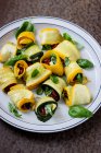 Rotoli di zucchine con pomodori secchi, gorgonzola e basilico — Foto stock
