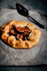 Galette pie with sliced figs and spatula — Stock Photo